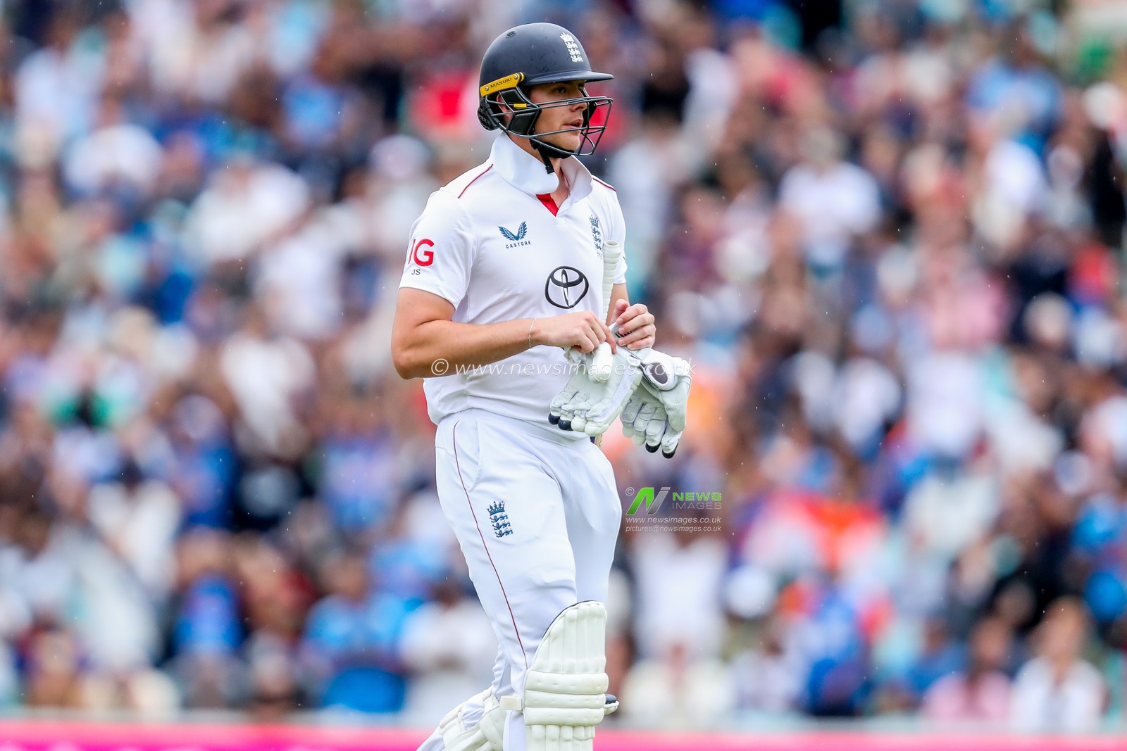 Jamie Smith of England looks dejected following his dismissal during the 5th Rothesay Test Match day 5 England v India at The Kia Oval, London, United Kingdom, 4th August 2025

(Photo by Izzy Poles/News Images)