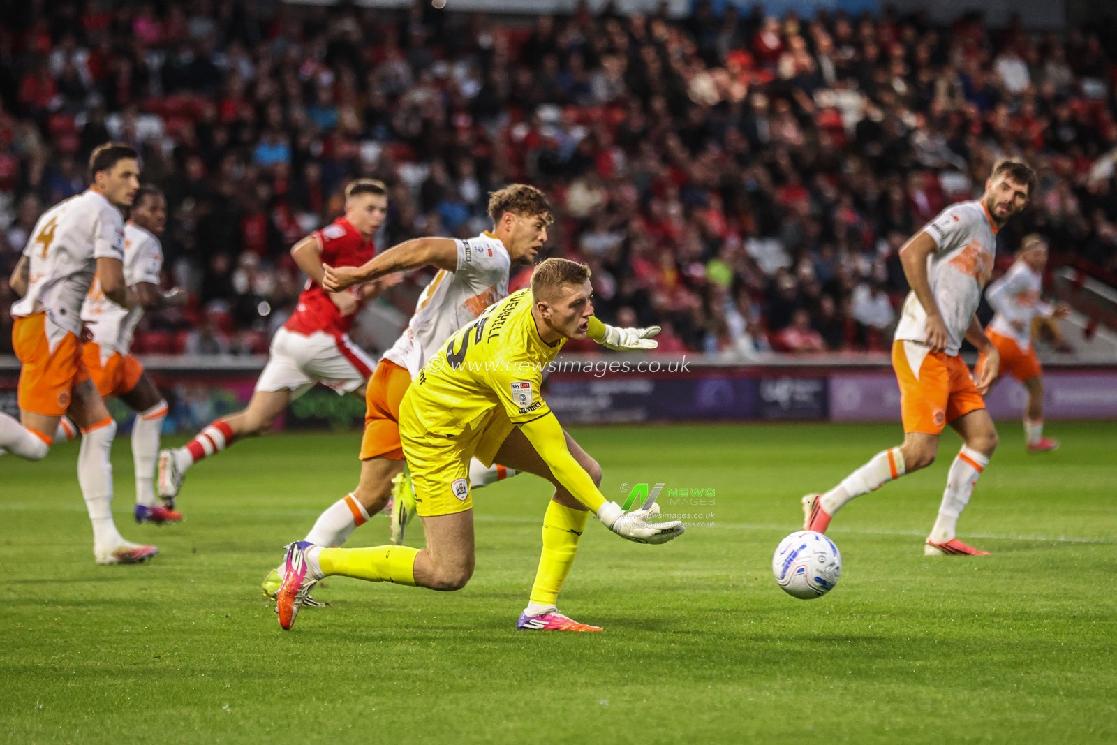 Barnsley goalkeeper Rogan Ravenhill throws the ball out during the Sky Bet League One match Barnsley vs Blackpool at Oakwell, Barnsley, United Kingdom on 02 September 2026

(Photo by Alfie Cosgrove/News Images)