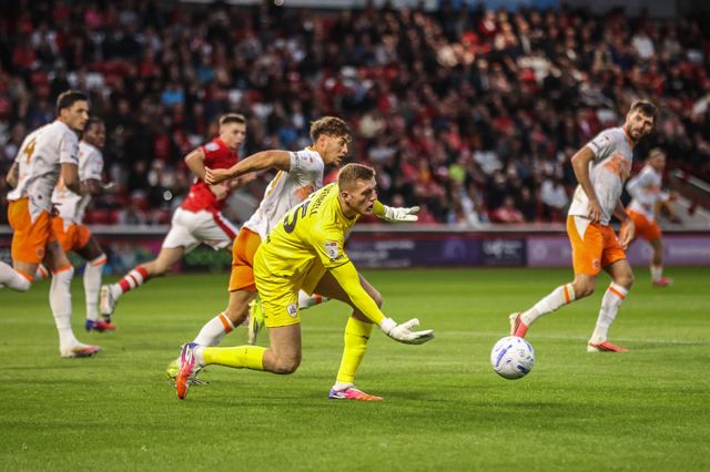 Barnsley goalkeeper Rogan Ravenhill throws the ball out during the Sky Bet League One match Barnsley vs Blackpool at Oakwell, Barnsley, United Kingdom on 02 September 2026

(Photo by Alfie Cosgrove/News Images)