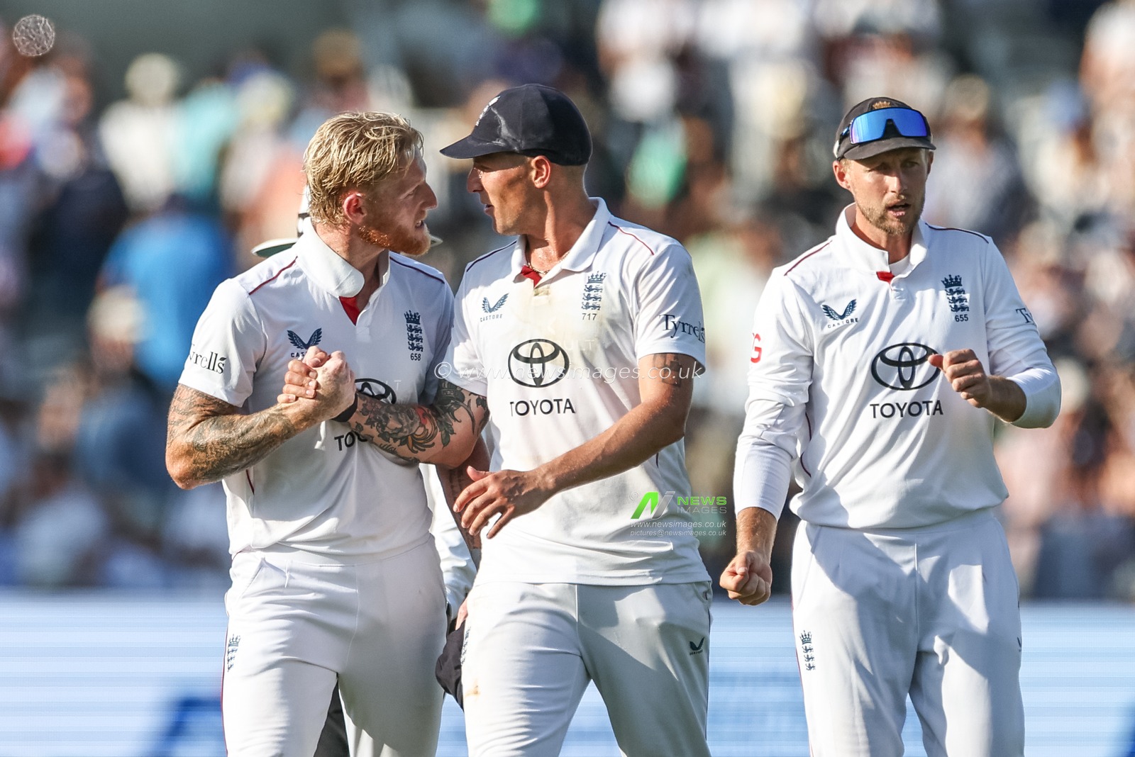 England captain Ben Stokes celebrates the wicket of Akash Deep of India with Brydon Carse of England during the 3rd Rothesay Test Match Day 4 England v India at Lords, London, United Kingdom, 13th July 2025

(Photo by Mark Cosgrove/News Images)