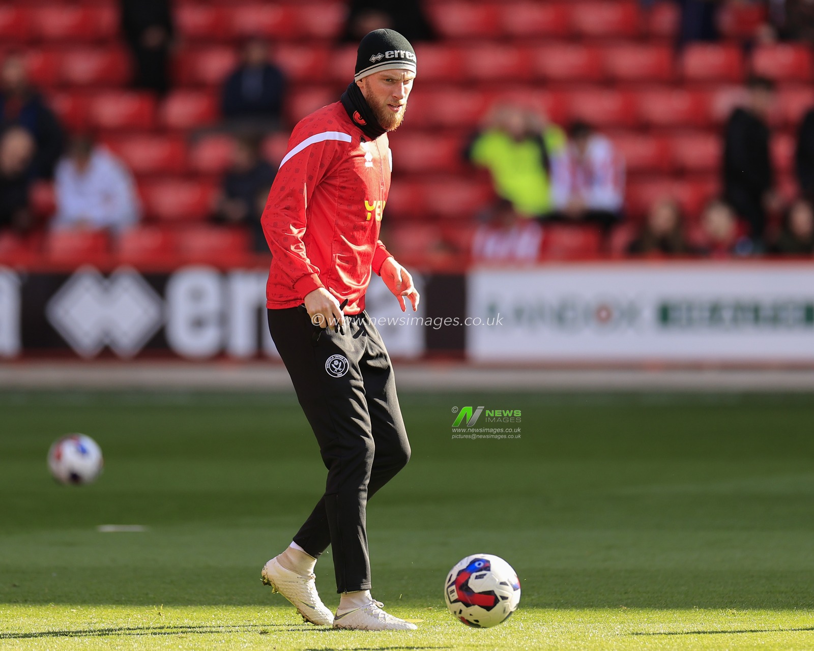 Oliver McBurnie #9 of Sheffield United during the warm up for the game ahead of the Sky Bet Championship match Sheffield United vs Blackpool at Bramall Lane, Sheffield, United Kingdom, 15th October 2022

(Photo by Conor Molloy/News Images)