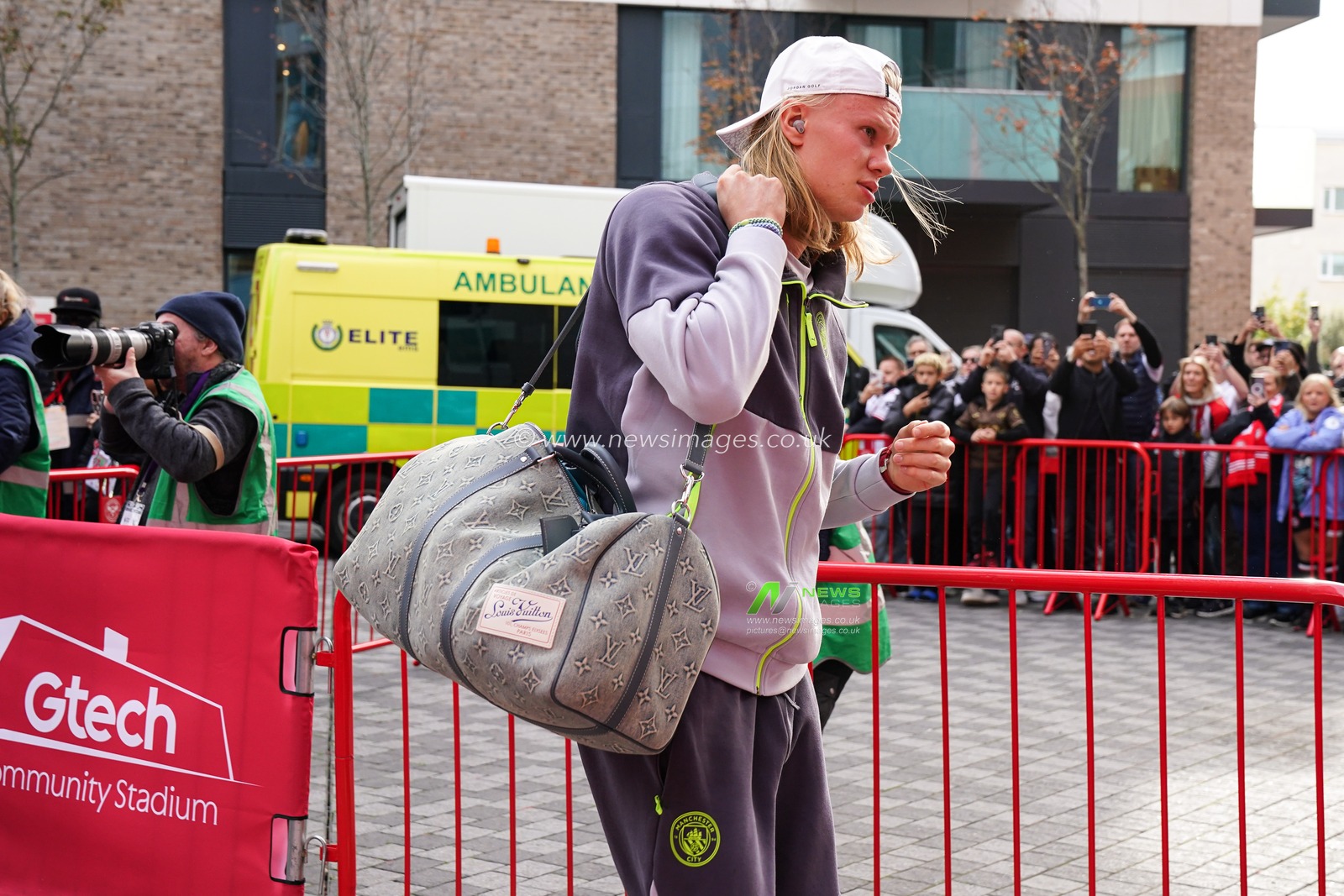 Erling Haaland of Manchester City arrives ahead of the Premier League match Brentford vs Manchester City at The Gtech Community Stadium, London, United Kingdom, 5th October 2025

(Photo by Harvey Murphy/News Images)