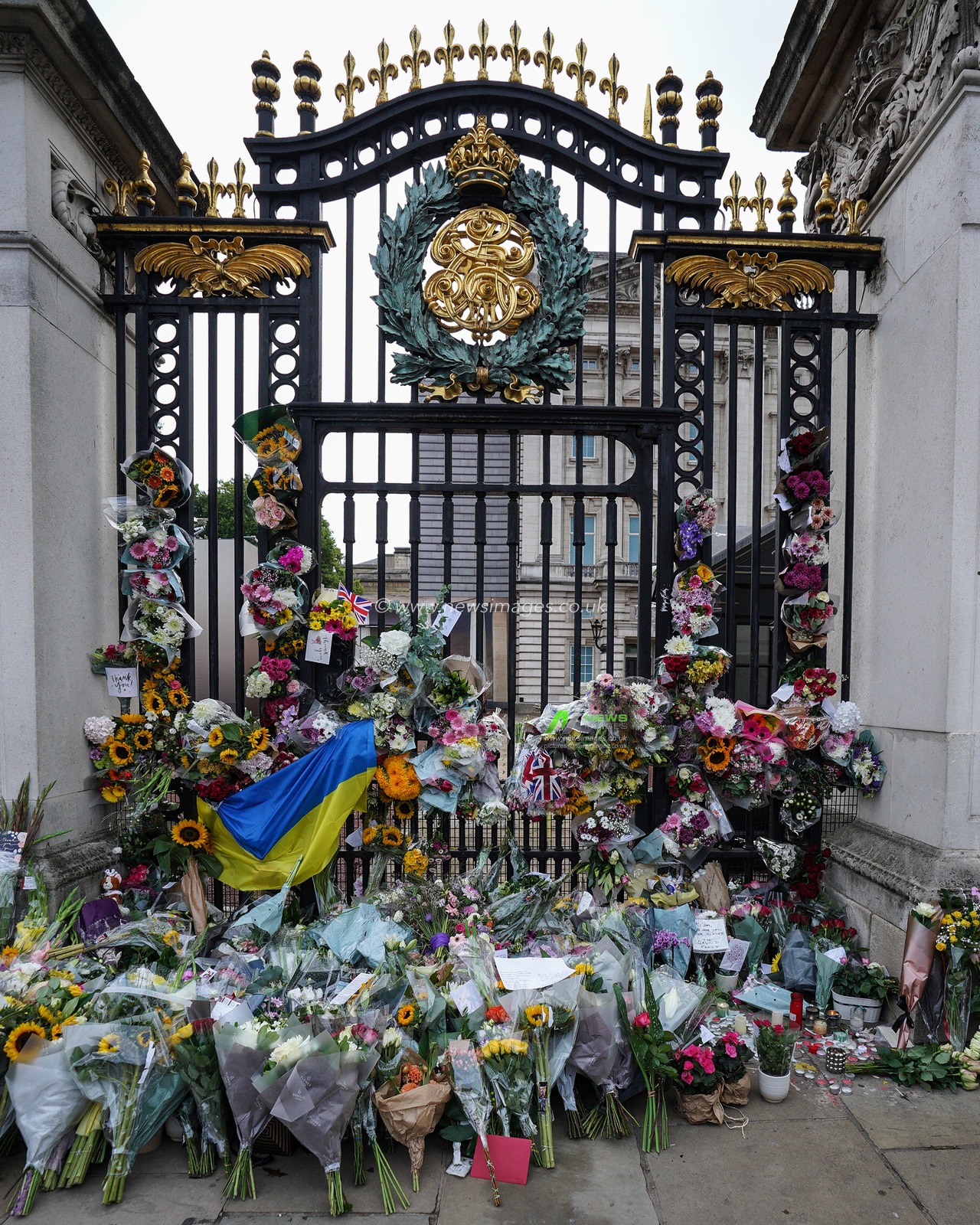 Flowers are laid at the Palace gates as mourners pay their respects after the passing of Her Majesty The Queen at Buckingham Palace, London, United Kingdom, 9th September 2022

(Photo by Richard Washbrooke/News Images)