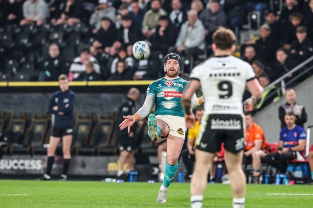 Jackson Hastings of St Helens kicks the ball up field during the Betfred Super League round 8 match Hull FC vs St Helens at MKM Stadium, Hull, United Kingdom on 16 April 2026

(Photo by Alfie Cosgrove/News Images)