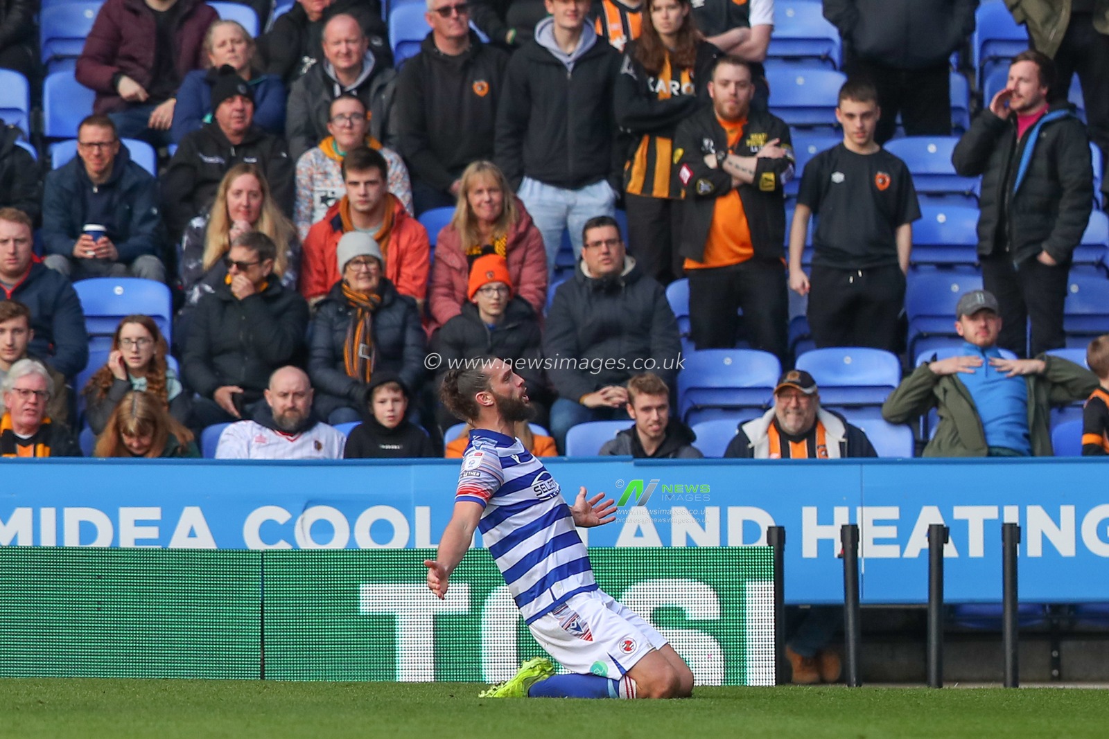 Andy Carroll #2 of Reading celebrates his goal to make it 1-1 during the Sky Bet Championship match Reading vs Hull City at Select Car Leasing Stadium, Reading, United Kingdom, 18th March 2023

(Photo by Gareth Evans/News Images)
