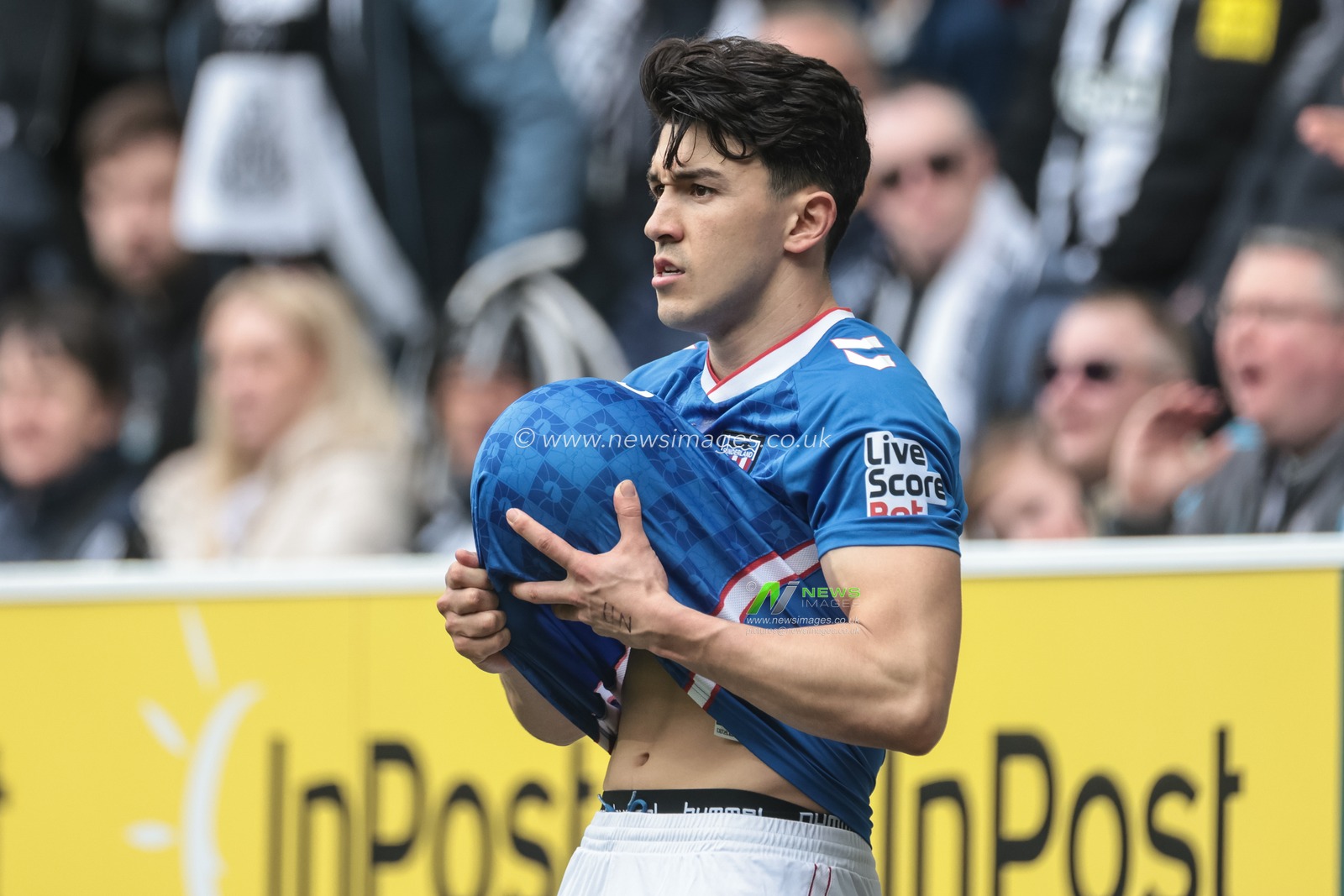 Luke O'Nien of Sunderland wipes the ball as he prepares a long throw during the Premier League match Newcastle Untied vs Sunderland at St. James's Park, Newcastle, United Kingdom on 22 March 2026

(Photo by Mark Cosgrove/News Images)