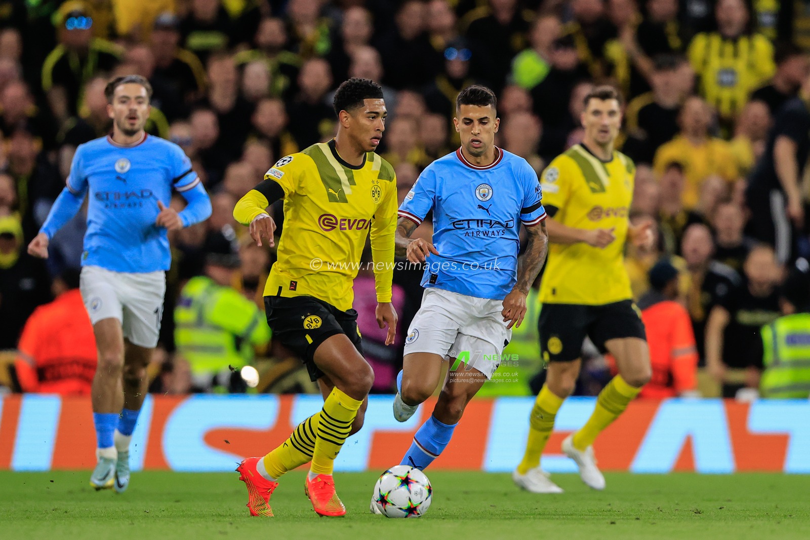 Jude Bellingham #22 of Borussia Dortmund controls the ball during the UEFA Champions League match Manchester City vs Borussia Dortmund at Etihad Stadium, Manchester, United Kingdom, 14th September 2022

(Photo by Conor Molloy/News Images)