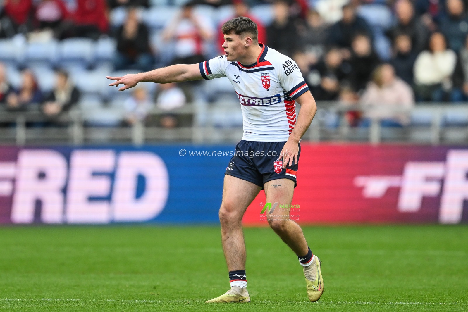 Jack Welsby of England gives his team instructions during the ABK Beer Internationals Series match England vs Samoa at The Brick Community Stadium, Wigan, United Kingdom, 27th October 2024

(Photo by Craig Thomas/News Images)