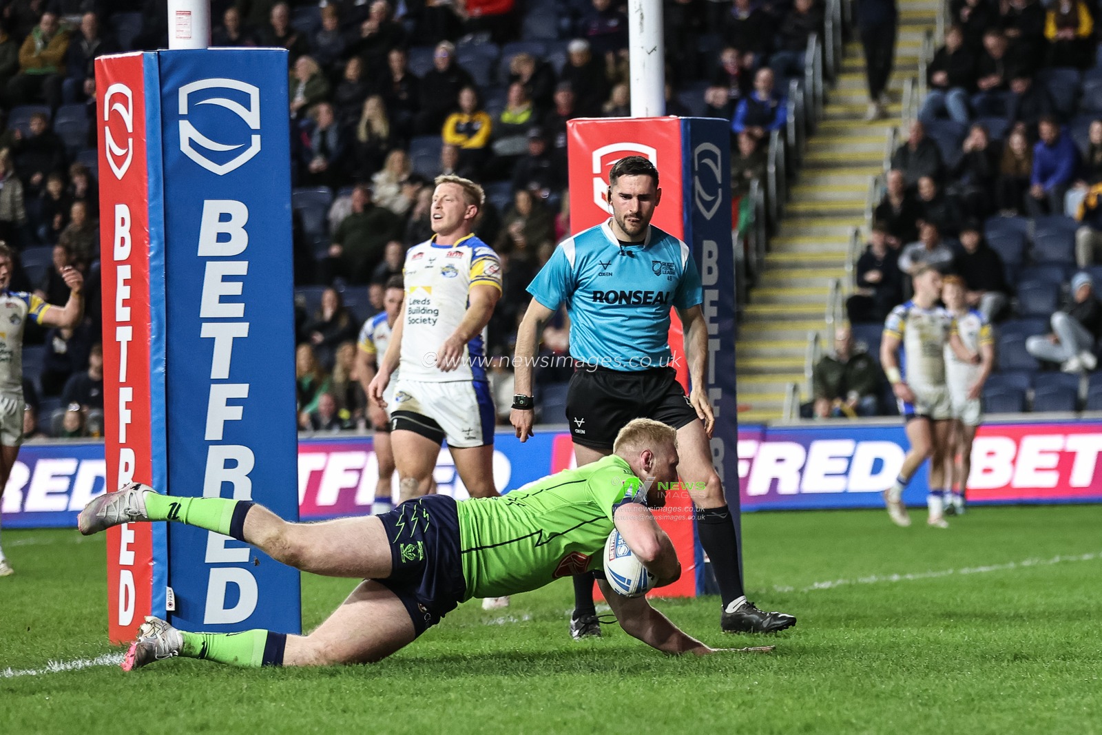 Joe Bullock of Warrington Wolves goes over for a try to make it 4-14 during the Betfred Super League Round 7 match Leeds Rhinos vs Warrington Wolves at Headingley Stadium, Leeds, United Kingdom, 5th April 2024

(Photo by Mark Cosgrove/News Images)
