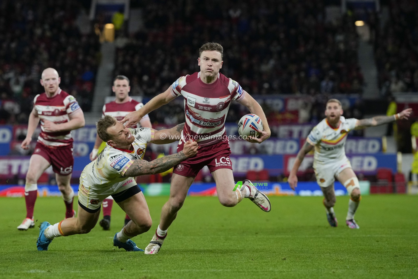 Jai Field #1 of Wigan Warriors makes a break past Tom Johnstone #24 of Catalans Dragons during the Betfred Super League Grand Final match Wigan Warriors vs Catalans Dragons at Old Trafford, Manchester, United Kingdom, 14th October 2023

(Photo by Steve Flynn/News Images)