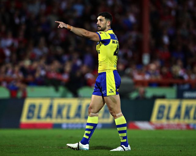 Ryan Matterson of Warrington Wolves points during the Betfred Super League round 27 match Hull KR vs Warrington Wolves at Sewell Group Craven Park, Kingston upon Hull, United Kingdom, 18th September 2025(Photo by Sam Eaden/News Images)