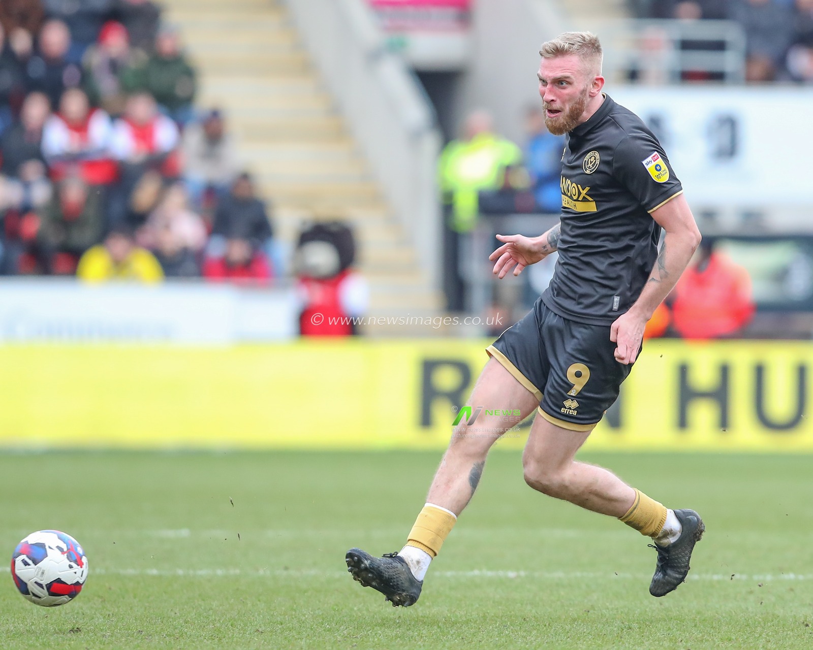 Oliver McBurnie #9 of Sheffield United passes the ball during the Sky Bet Championship match Rotherham United vs Sheffield United at New York Stadium, Rotherham, United Kingdom, 4th February 2023

(Photo by Gareth Evans/News Images)