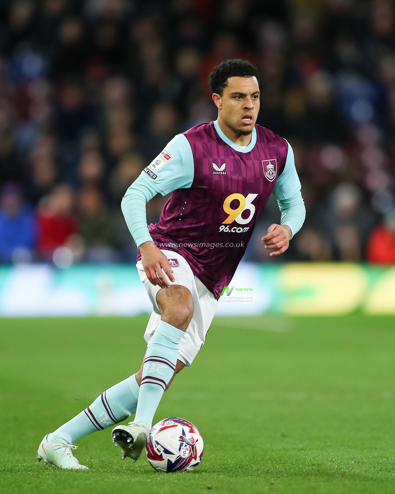 CJ Egan-Riley of Burnley dribbling forward during the Sky Bet Championship match Burnley vs West Bromwich Albion at Turf Moor, Burnley, United Kingdom, 11th March 2025

(Photo by Jorge Horsted/News Images)