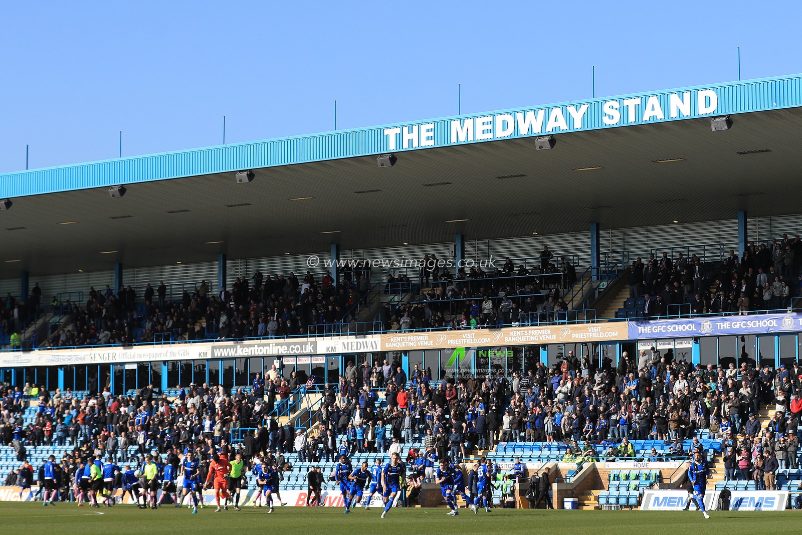 Both teams come out prior to kick off.