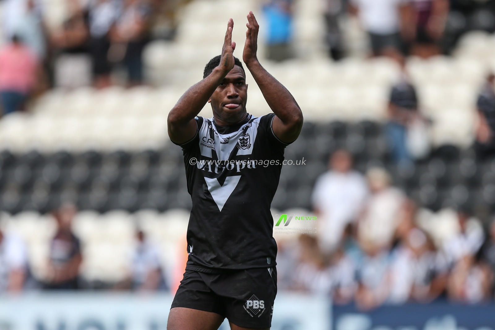 Mitieli Vulikijapani #25 of Hull FC applauds the Hull FC fans after the final whistle