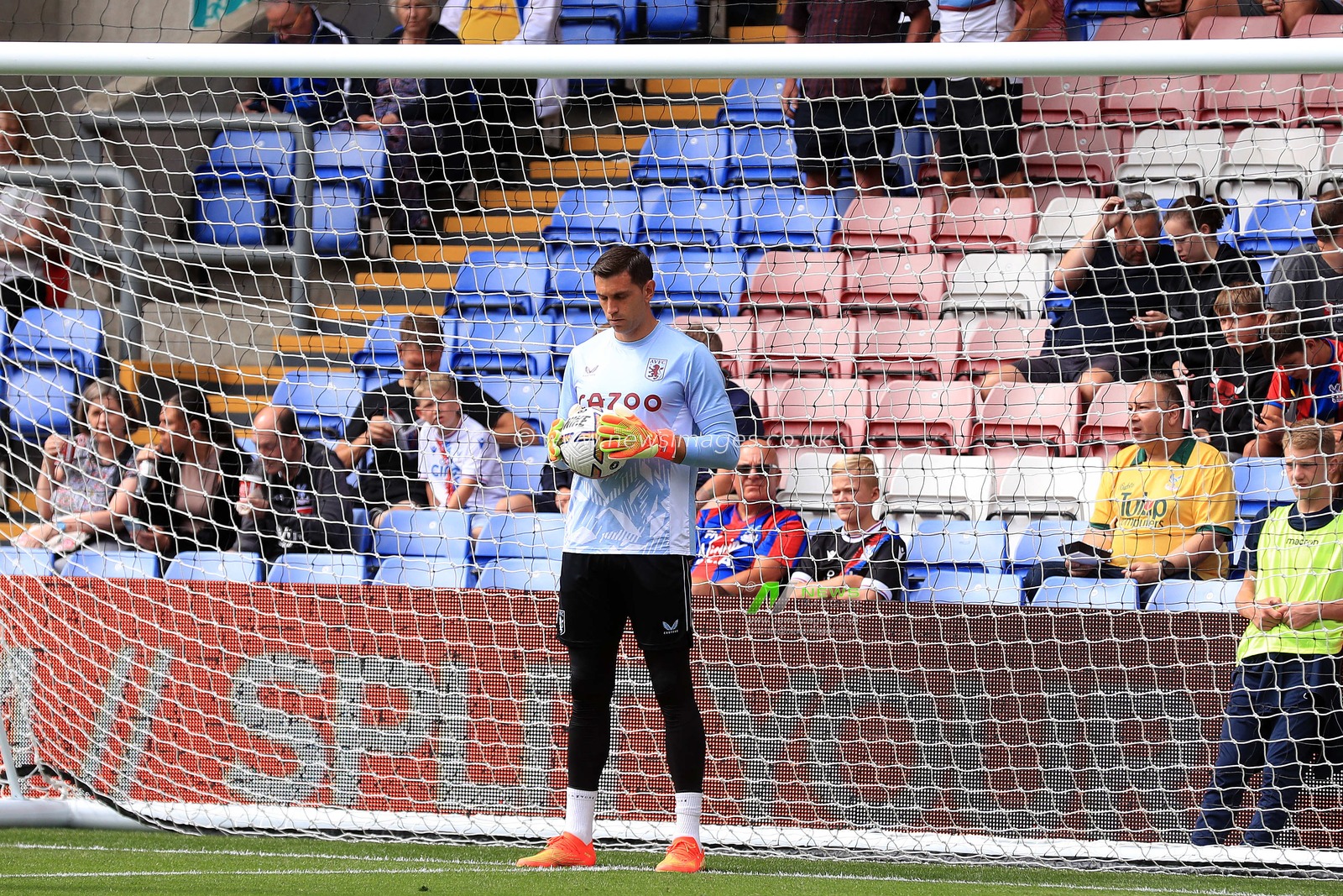 Emiliano MartÃ­nez of Aston Villa pauses for prayer prior to kick off.