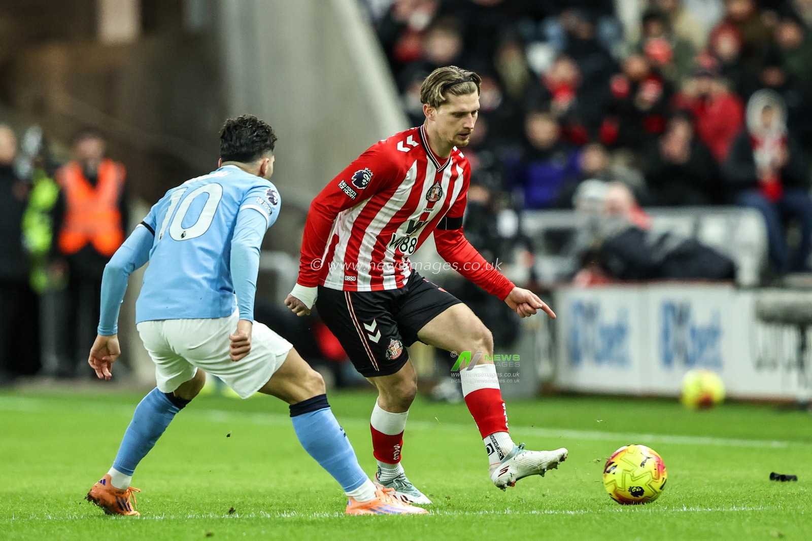 Dennis Cirkin of Sunderland passes the ball under pressure from Rayan Cherki of Manchester City during the Premier League match Sunderland vs Manchester City at Stadium Of Light, Sunderland, United Kingdom, 1st January 2026

(Photo by Alfie Cosgrove/News Images)

*** GER AUT SUI OUT ***