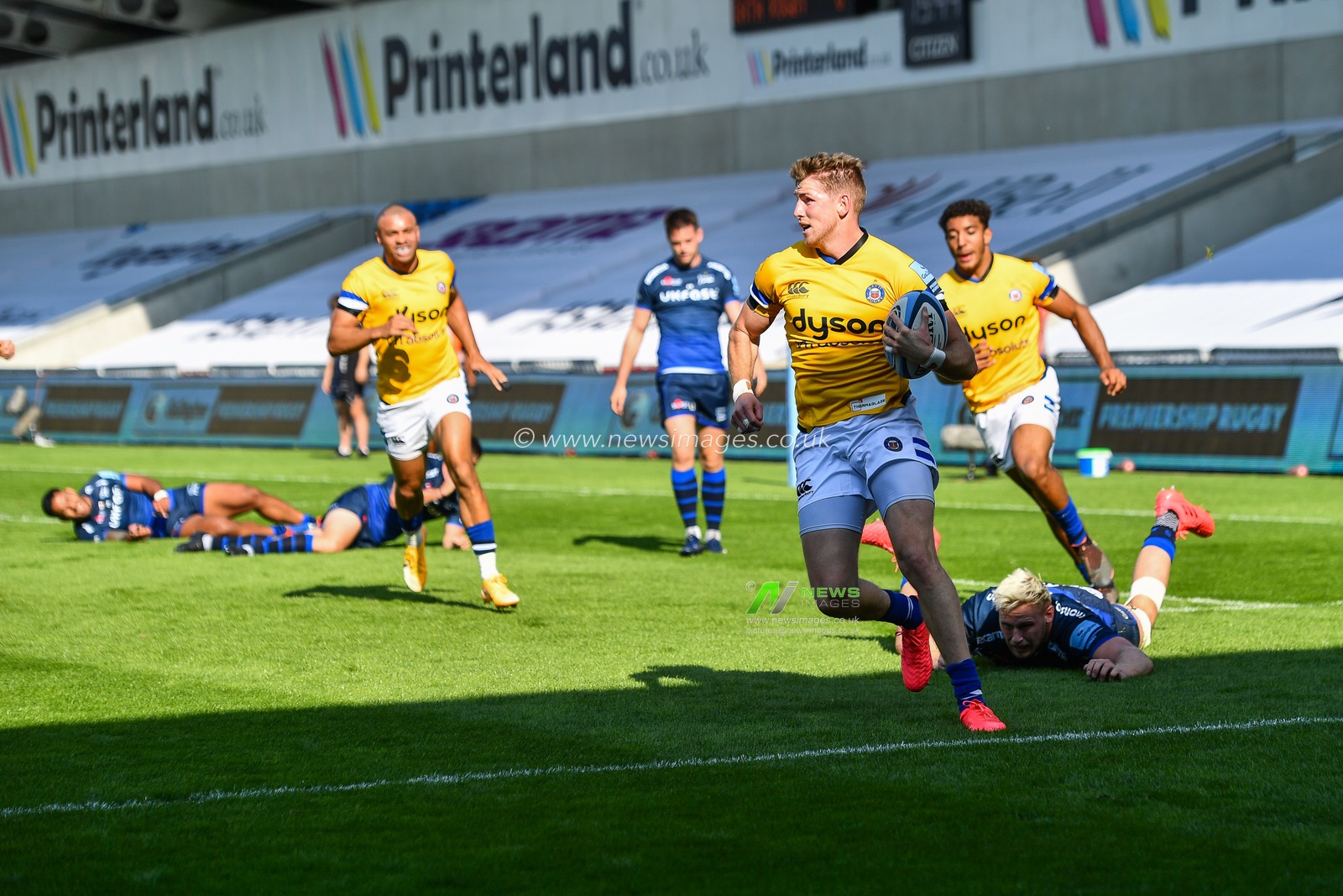Ruaridh McConnochie of Bath goes over for a try