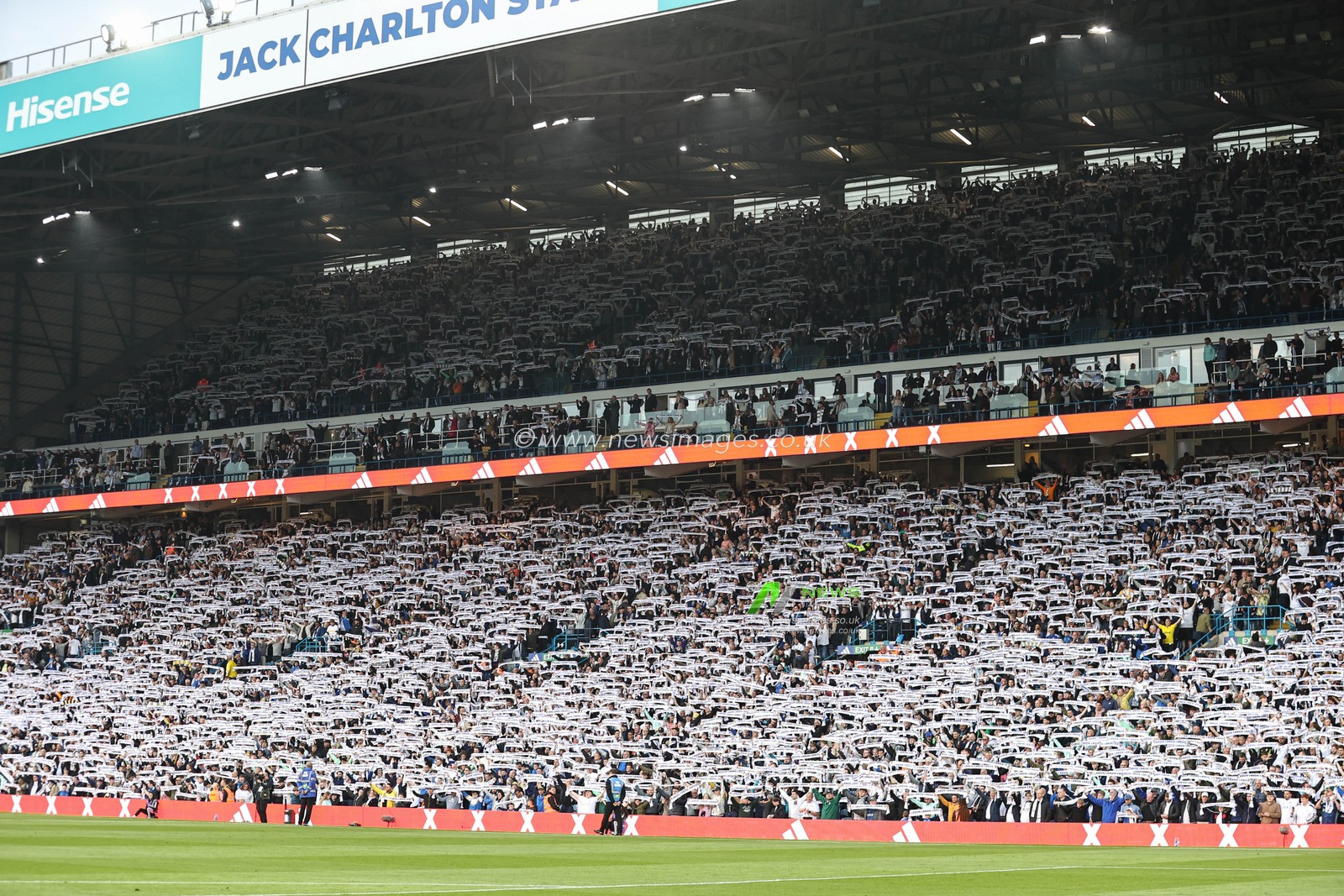 Leeds fans hold up their scarves before the game during the Sky Bet Championship Play-off Semi Final Second Leg Leeds United vs Norwich City at Elland Road, Leeds, United Kingdom, 16th May 2024

(Photo by Mark Cosgrove/News Images)
