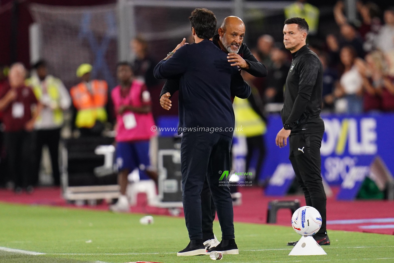Cesar Peixoto manager of Wolverhampton Wanderers and Nuno Espirito Santo manager of West Ham United shake hands at full time during the Sky Bet Championship match West Ham United vs Wolverhampton Wanderers at London Stadium, London, United Kingdom on 01 September 2026

(Photo by Harvey Murphy/News Images)