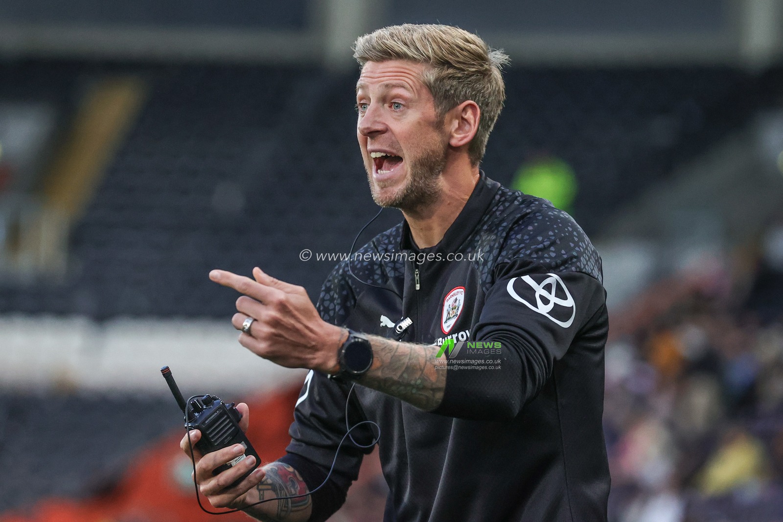 Jon Stead forst team coach of Barnsley gives his team instructions during the Pre-season friendly match Hull City vs Barnsley at MKM Stadium, Hull, United Kingdom, 18th July 2023

(Photo by Mark Cosgrove/News Images).