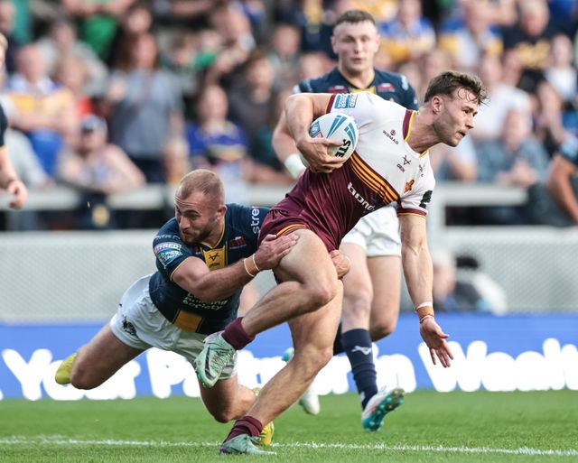Sam Hewitt of Huddersfield Giants is tackled by Jarrod O'Connor of Leeds Rhinos during the Betfred Super League round 12 match Leeds Rhinos vs Huddersfield Giants at AMT Headingley Stadium, Leeds, United Kingdom on 22 May 2026

(Photo by Mark Cosgrove/News Images)