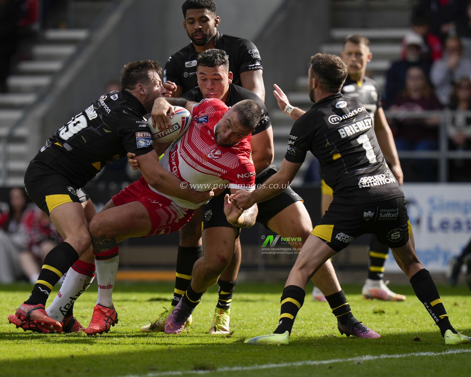 Curtis Sironen #16 of St Helens drives for the Salford Red Devils line during the Betfred Super League match St Helens vs Salford Red Devils at Totally Wicked Stadium, St Helens, United Kingdom, 17th September 2022

(Photo by Steve Flynn/News Images)