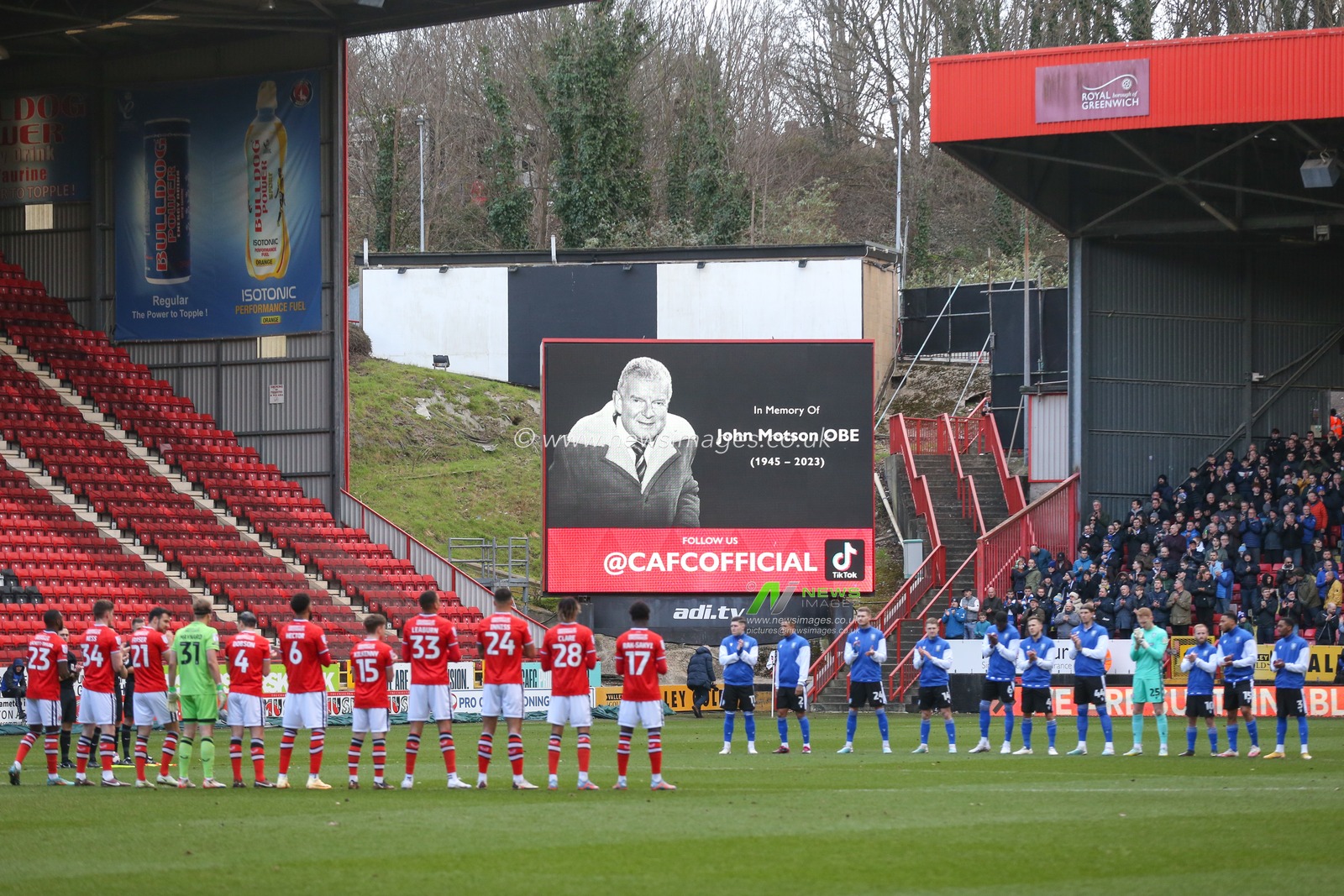 Players observe an applause for John Motson following his passing during the Sky Bet League 1 match Charlton Athletic vs Sheffield Wednesday at The Valley, London, United Kingdom, 25th February 2023

(Photo by Arron Gent/News Images)
