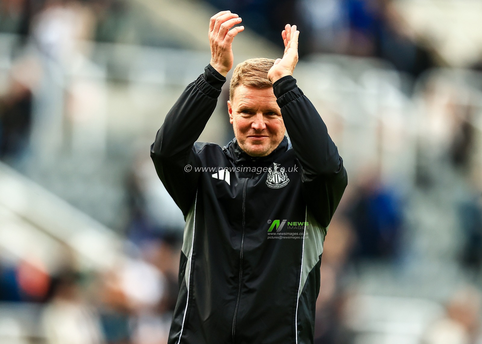 Eddie Howe Newcastle United Manager applauds the fans after the final whistle during the Premier League match Newcastle United vs Wolverhampton Wanderers at St. James's Park, Newcastle, United Kingdom, 13th September 2025

(Photo by Richard Bierton/News Images)