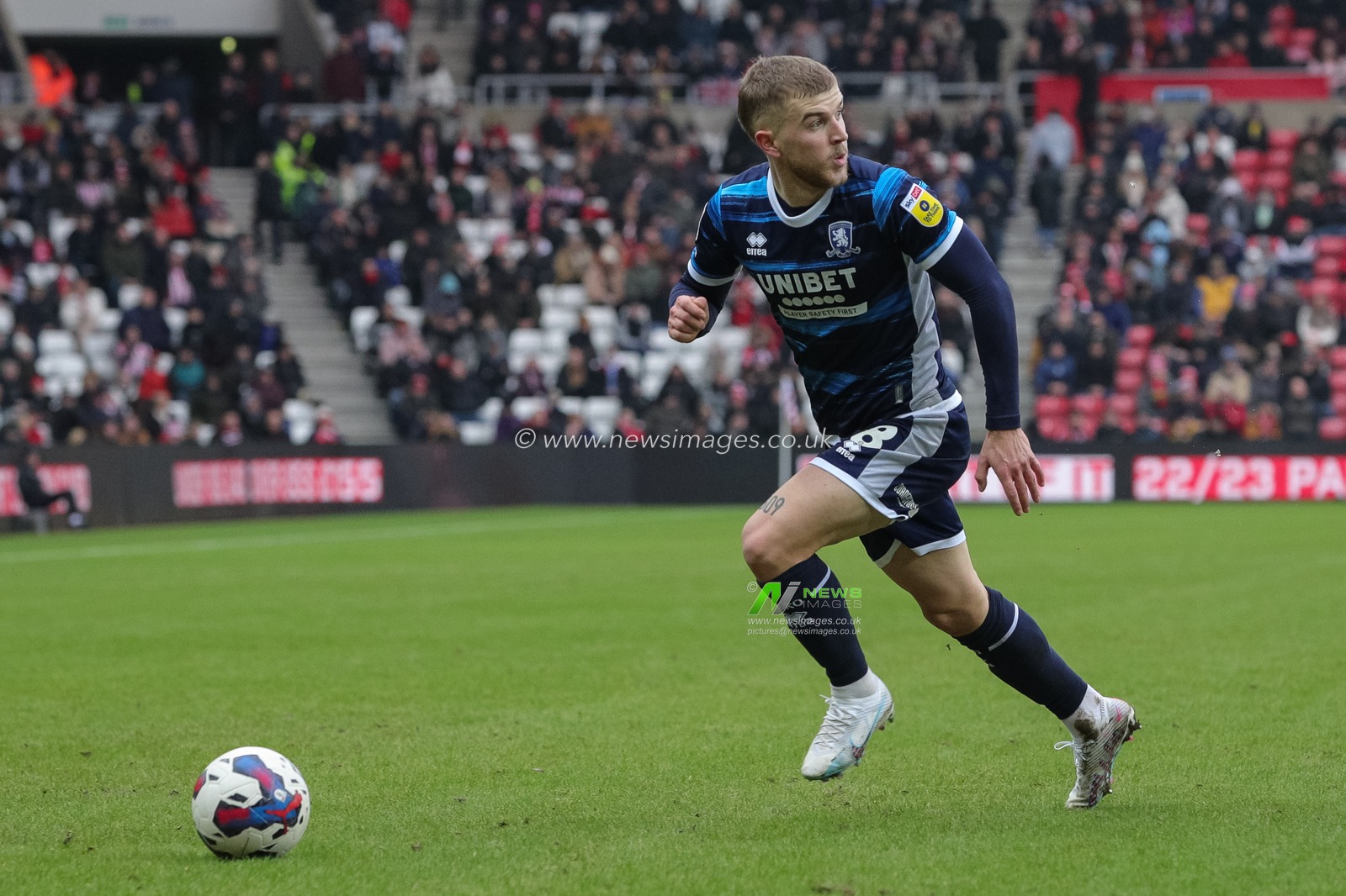 Riley McGree #8 of Middlesbrough on the ball during the Sky Bet Championship match Sunderland vs Middlesbrough at Stadium Of Light, Sunderland, United Kingdom, 22nd January 2023

(Photo by James Heaton/News Images)
