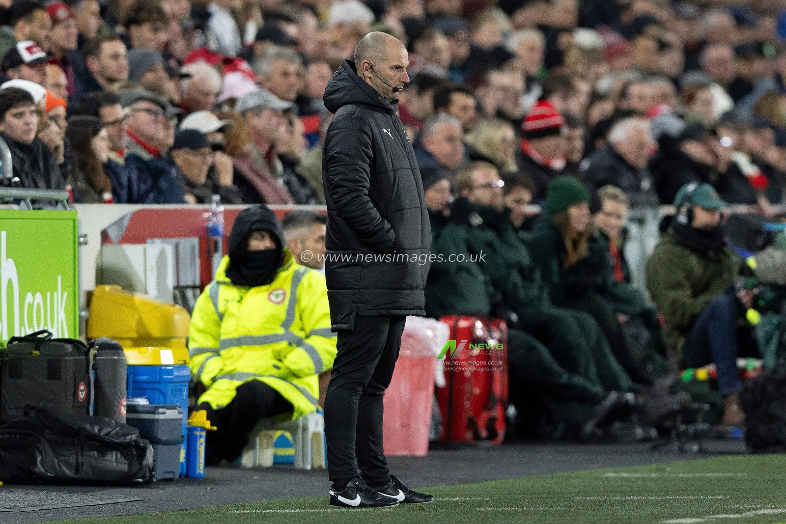 Fourth official Tim Robinson (will referee the second half) during the Premier League match Brentford vs Liverpool at The Gtech Community Stadium, London, United Kingdom, 25th October 2025

(Photo by Ian Stephen/News Images)