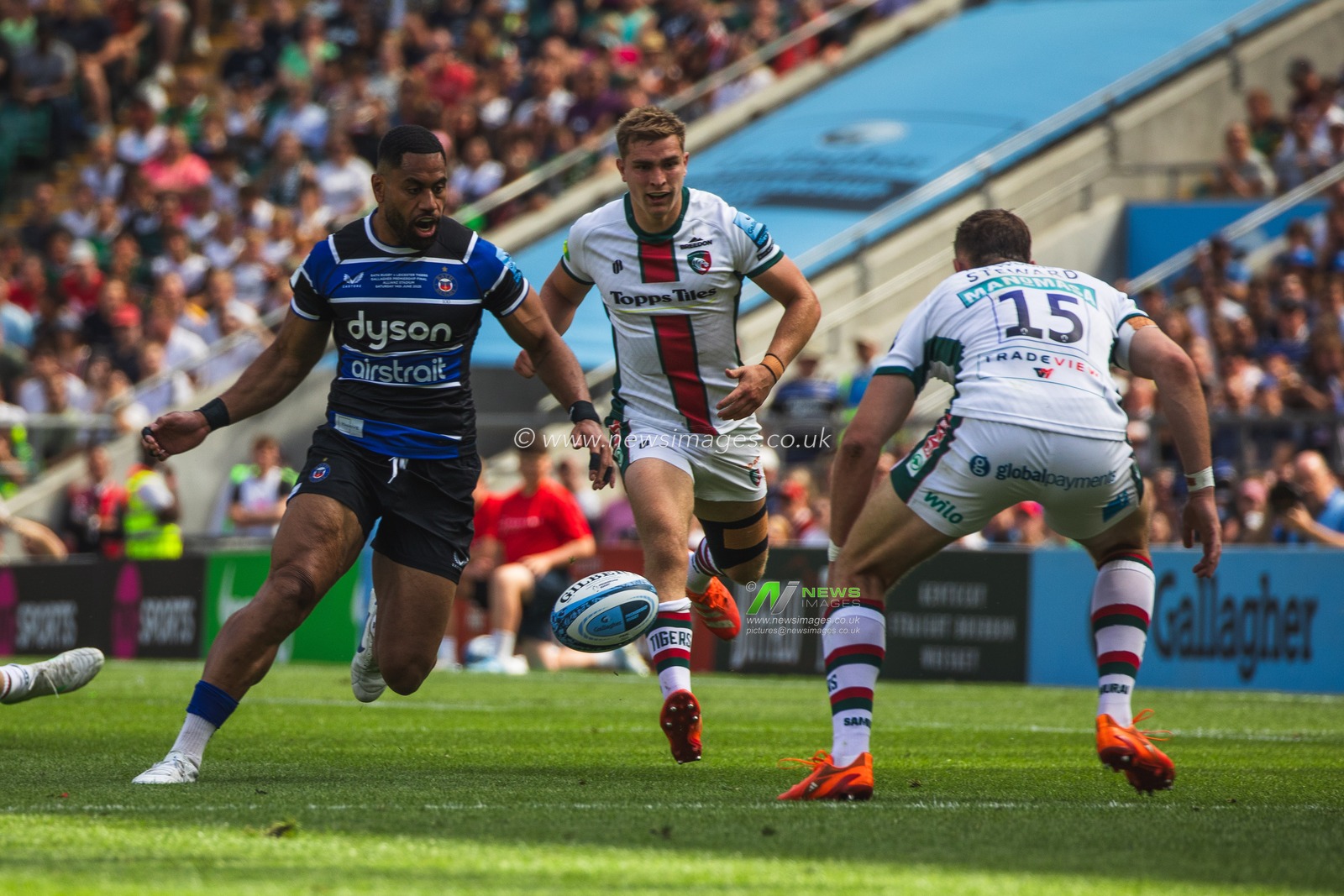 Joe Cokanasiga of Bath and Freddie Steward of Leicester Tigers during the Gallagher Premiership Play-off Final 2025 Bath Rugby v Leicester Tigers at Allianz Stadium, Twickenham, United Kingdom, 14th June 2025

(Photo by Craig Evans/News Images)