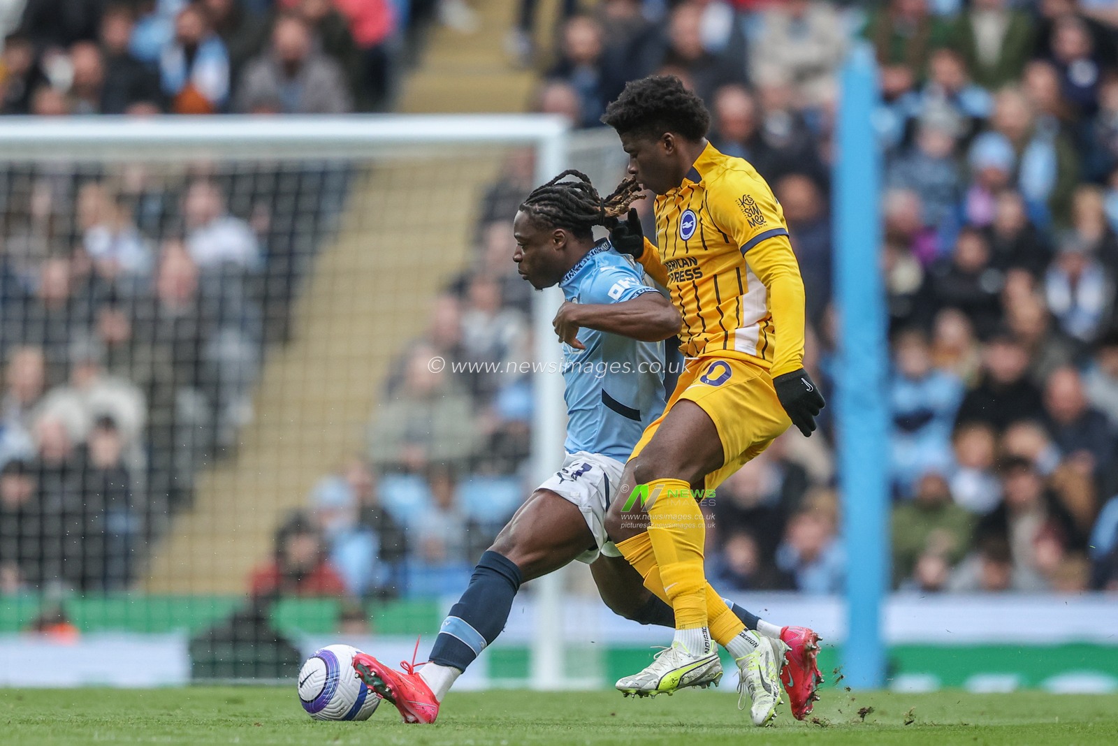 JÃ©rÃ©my Doku of Manchester City holds off Carlos Baleba of Brighton & Hove Albion during the Premier League match Manchester City vs Brighton and Hove Albion at Etihad Stadium, Manchester, United Kingdom, 15th March 2025

(Photo by Alfie Cosgrove/News Images)