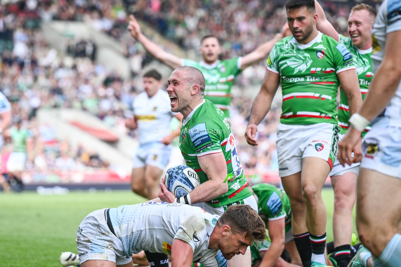 Mike Brown of Leicester Tigers celebrates his try during the Gallagher Premiership match Leicester Tigers vs Exeter Chiefs at Mattioli Woods Welford Road, Leicester, United Kingdom, 18th May 2024

(Photo by Craig Thomas/News Images)