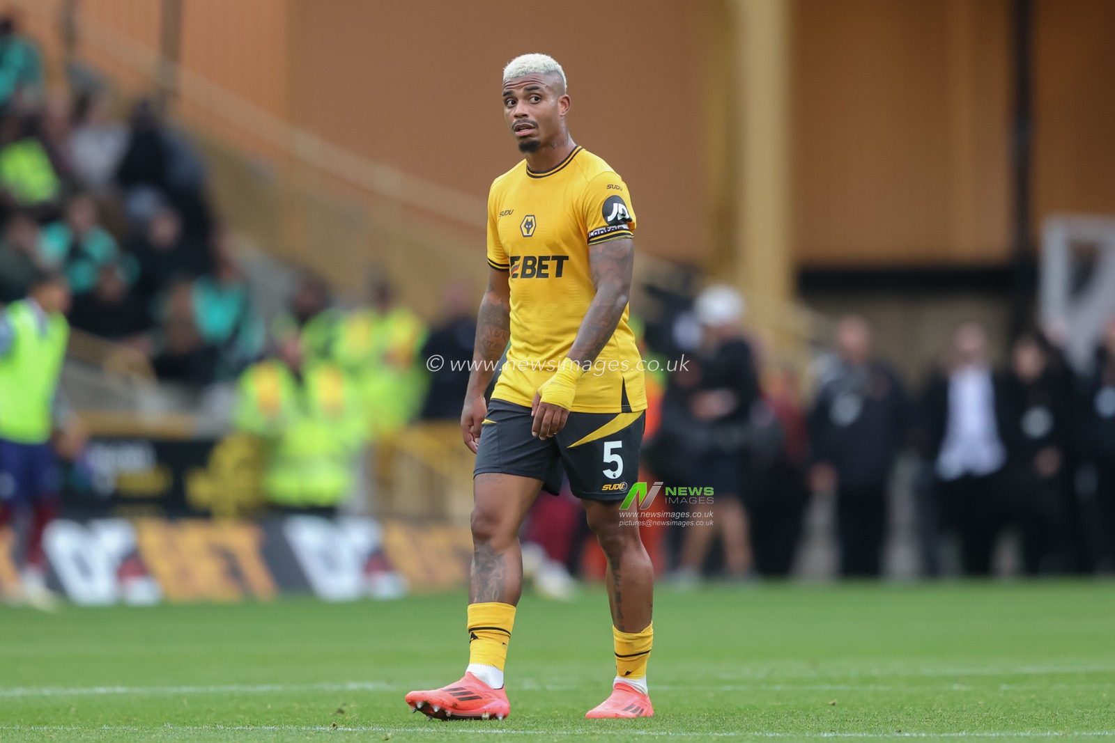 Mario Lemina of Wolverhampton Wanderers during the Premier League match Wolverhampton Wanderers vs Newcastle United at Molineux, Wolverhampton, United Kingdom, 15th September 2024

(Photo by Alfie Cosgrove/News Images)
