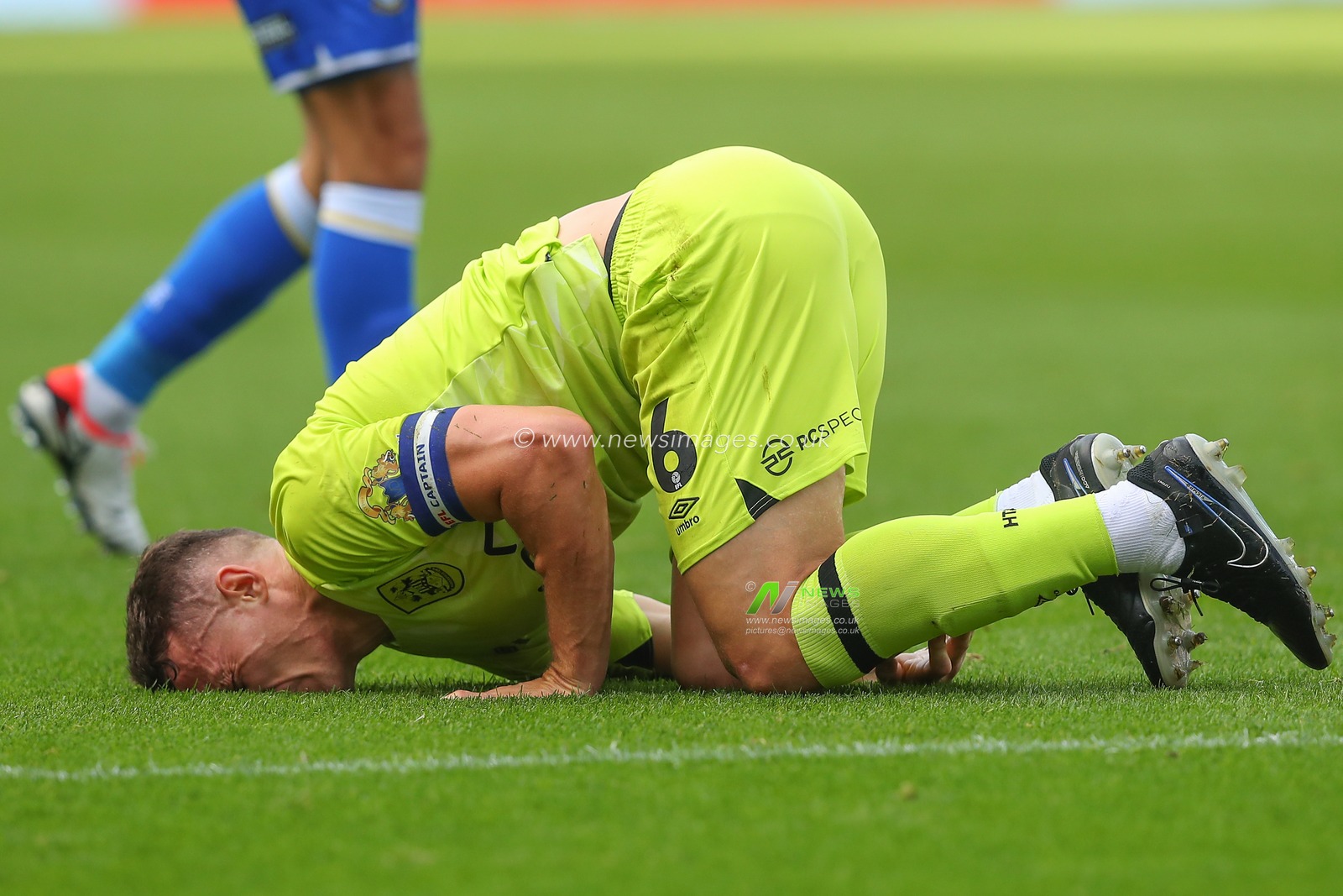 Jonathan Hogg #6 of Huddersfield Town goes down injured during the Sky Bet Championship match Sheffield Wednesday vs Huddersfield Town at Hillsborough, Sheffield, United Kingdom, 7th October 2023

(Photo by Gareth Evans/News Images)