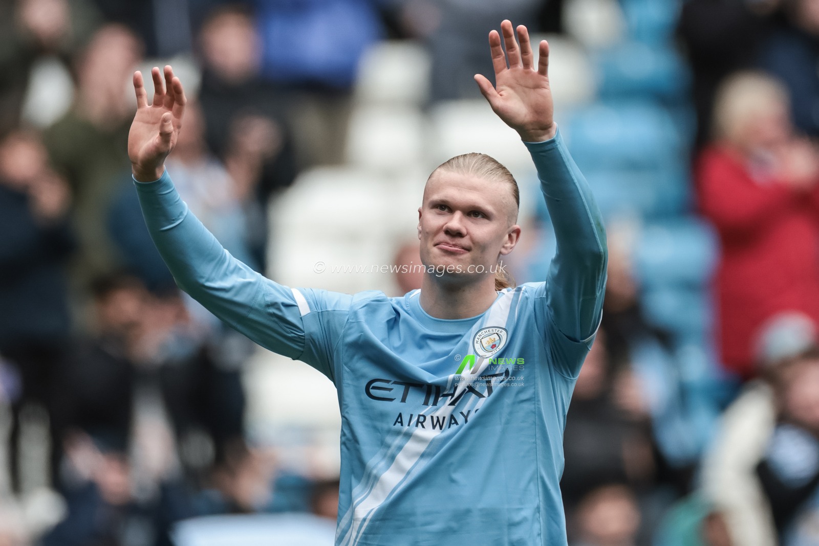 Erling Haaland of Manchester City celebrates the 4-0 win with the fans during the Emirates FA Cup Quarter-Final match Manchester City vs Liverpool at Etihad Stadium, Manchester, United Kingdom on 04 April 2026

(Photo by Mark Cosgrove/News Images)