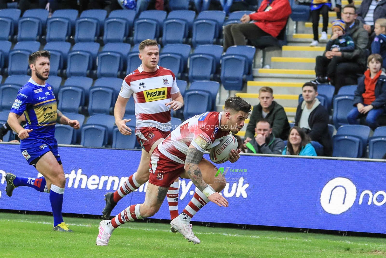 14th June 2019 , Emerald Headingley Stadium, England; Betfred Super League, Round 18, Leeds Rhinos vs Wigan Warriors ; Oliver Gildart (4) of Wigan Warriors goes over for a try 


Credit: Mark Cosgrove/News Images
