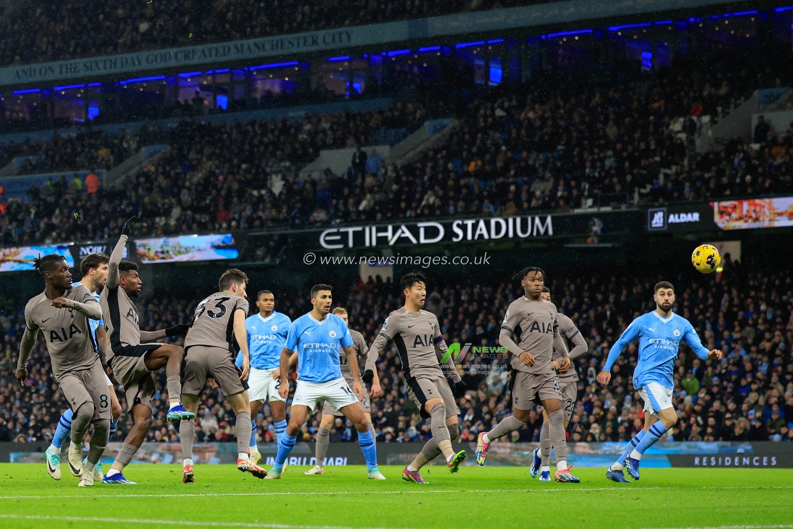 Son Heung-Min #7 of Tottenham Hotspur scores an own goal to make it 1-1 during the Premier League match Manchester City vs Tottenham Hotspur at Etihad Stadium, Manchester, United Kingdom, 3rd December 2023

(Photo by Conor Molloy/News Images)