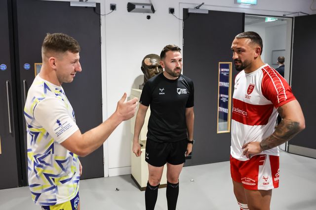 Matt Dufty of Warrington Wolves and Elliot Minchella of Hull KR during the coin toss with referee Liam Moore during the Betfred Challenge Cup Final Warrington Wolves vs Hull KR at Wembley Stadium, London, United Kingdom, 7th June 2025

(Photo by Mark Cosgrove/News Images)
