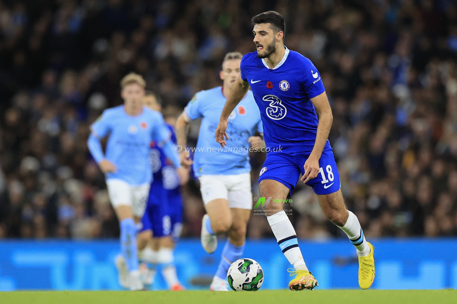 Armando Broja #18 of Chelsea controls the ball during the Carabao Cup Third Round match Manchester City vs Chelsea at Etihad Stadium, Manchester, United Kingdom, 9th November 2022

(Photo by Conor Molloy/News Images)