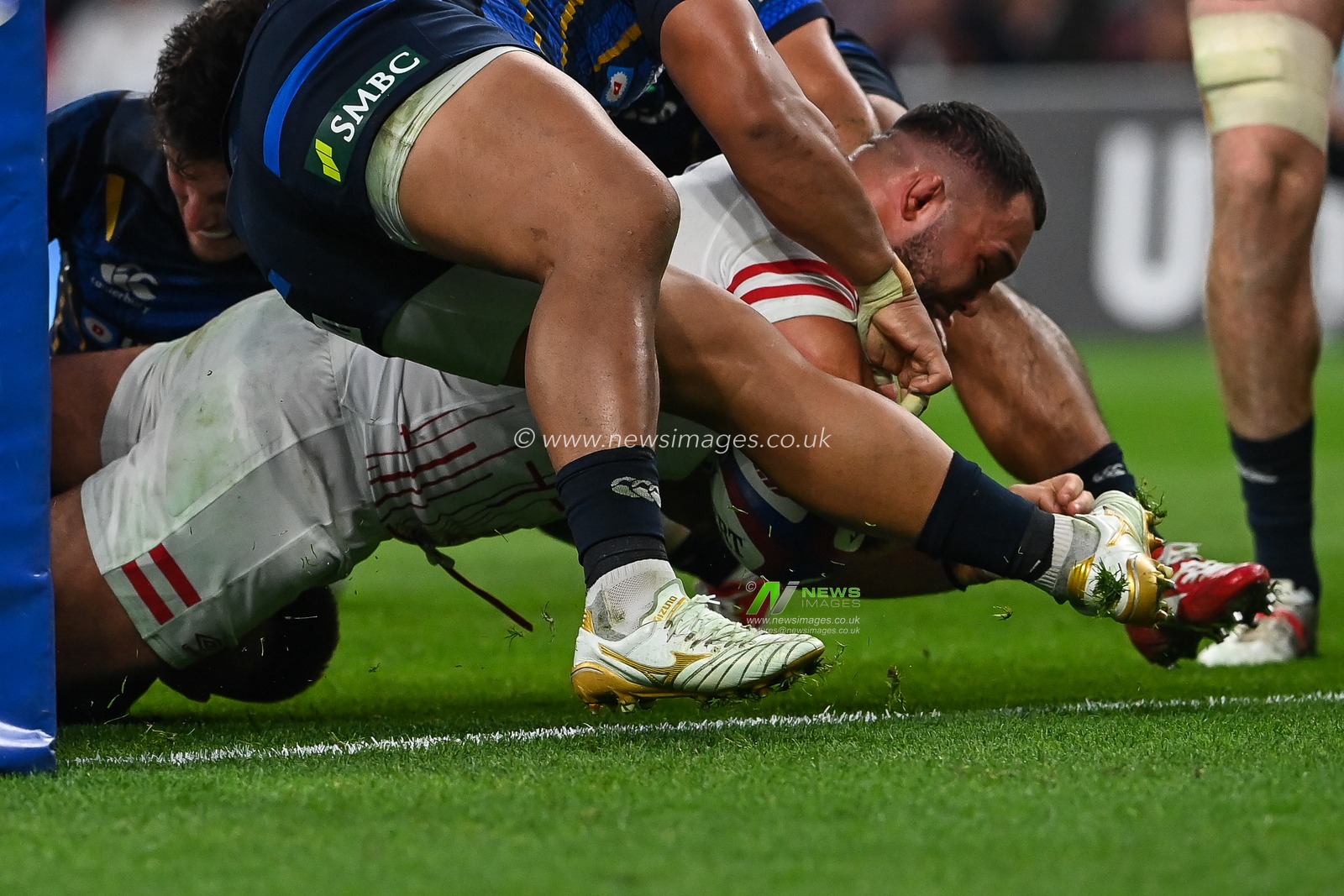Ellis Genge of England goes over for a try during the Autumn internationals match England vs Japan at Twickenham Stadium, Twickenham, United Kingdom, 12th November 2022

(Photo by Craig Thomas/News Images)