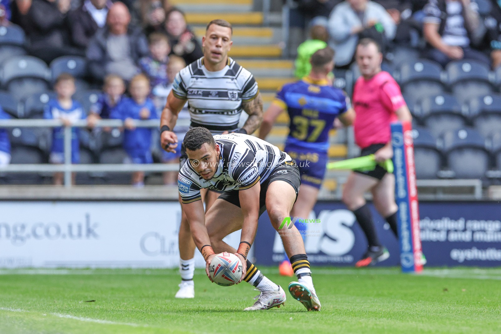 Darnell McIntosh #5 of Hull FC goes over for a try during the Betfred Super League Round 21 match Hull FC vs Wakefield Trinity at MKM Stadium, Hull, United Kingdom, 6th August 2023

(Photo by Mark Cosgrove/News Images)
