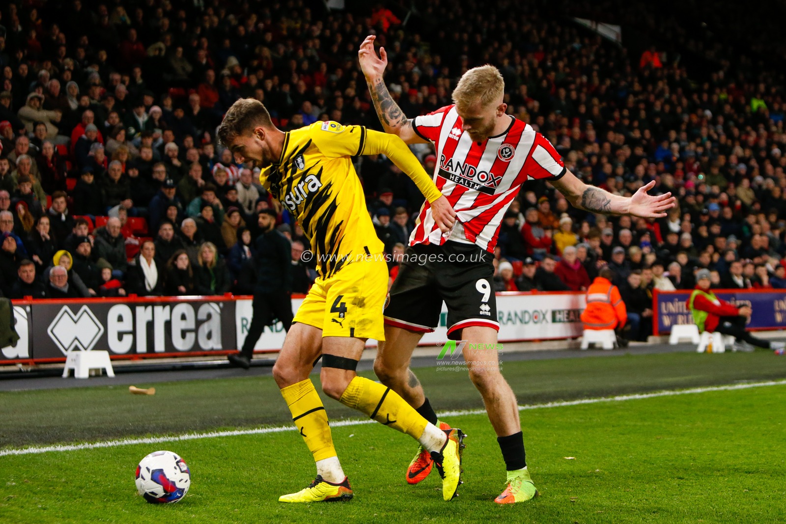 Oliver McBurnie #9 of Sheffield United and Dan Barlaser #4 of Rotherham United during the Sky Bet Championship match Sheffield United vs Rotherham United at Bramall Lane, Sheffield, United Kingdom, 8th November 2022

(Photo by Ben Early/News Images)