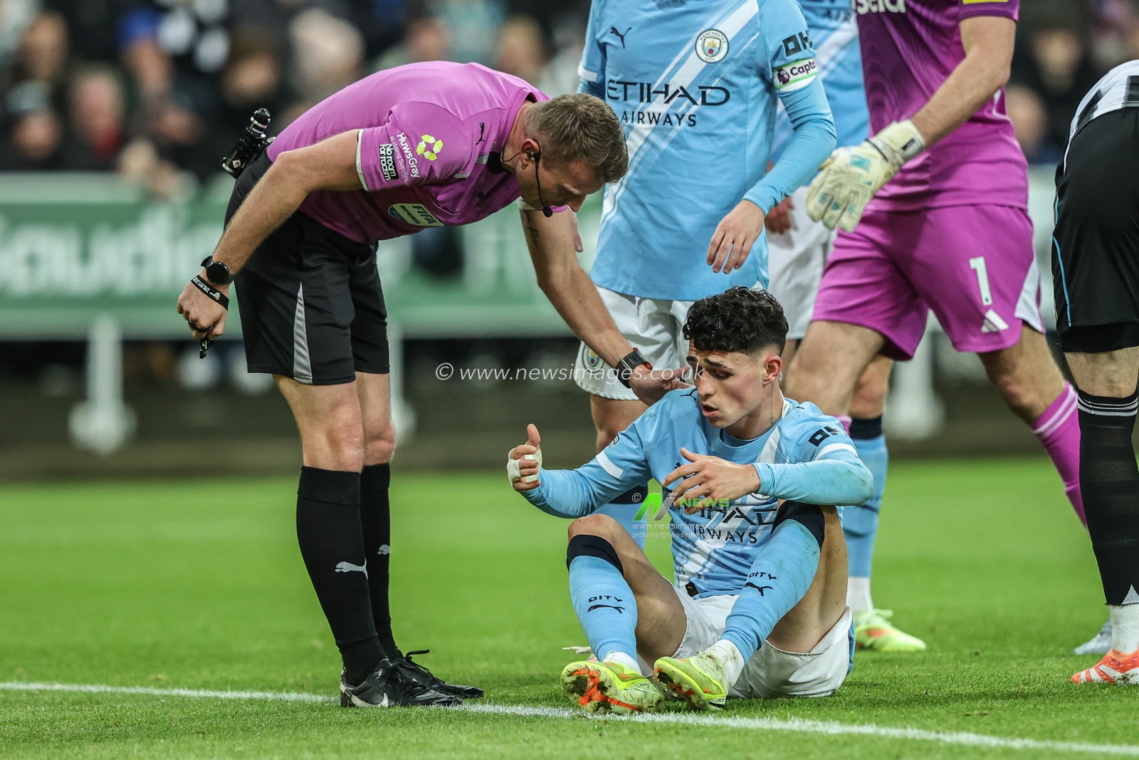 Referee Samuel Barrott checks on Phil Foden of Manchester City as he goes down injured during the Premier League match Newcastle United vs Manchester City at St. James's Park, Newcastle, United Kingdom, 21st November 2025

(Photo by Alfie Cosgrove/News Images)

*** GER AUT SUI OUT ***