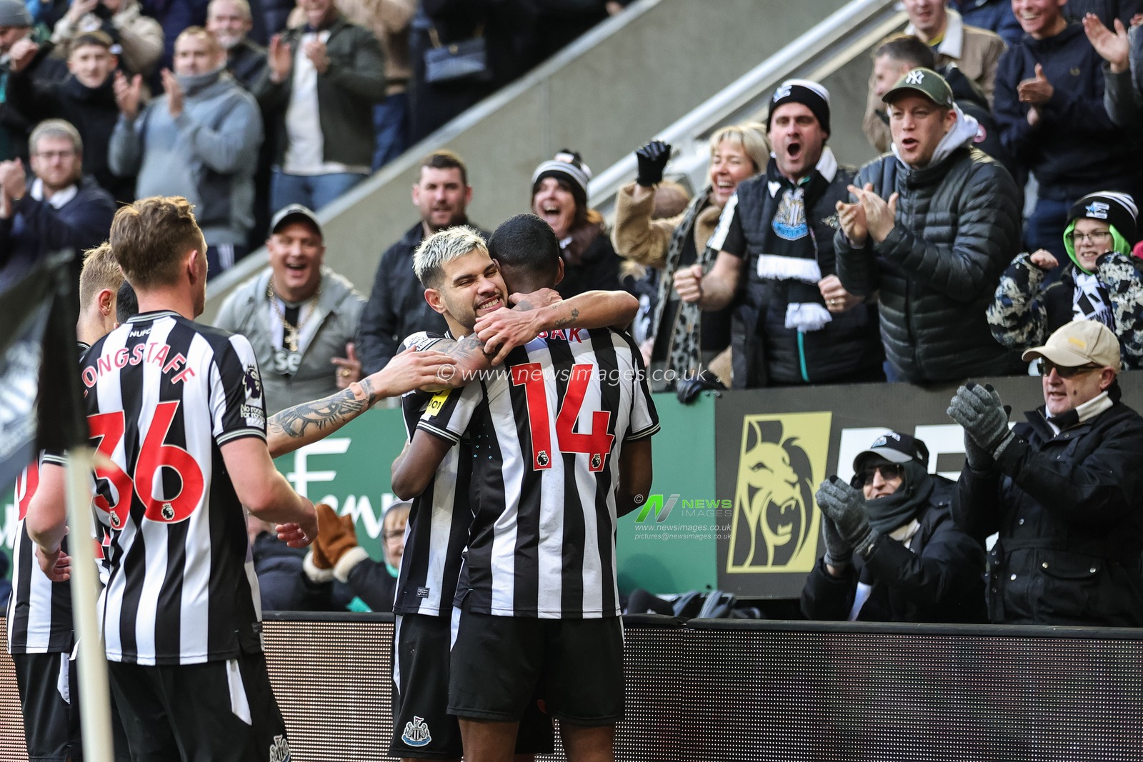Alexander Isak of Newcastle United celebrates his goal to make it 1-0 during the Premier League match Newcastle United vs Nottingham Forest at St. James's Park, Newcastle, United Kingdom, 26th December 2023

(Photo by Mark Cosgrove/News Images)