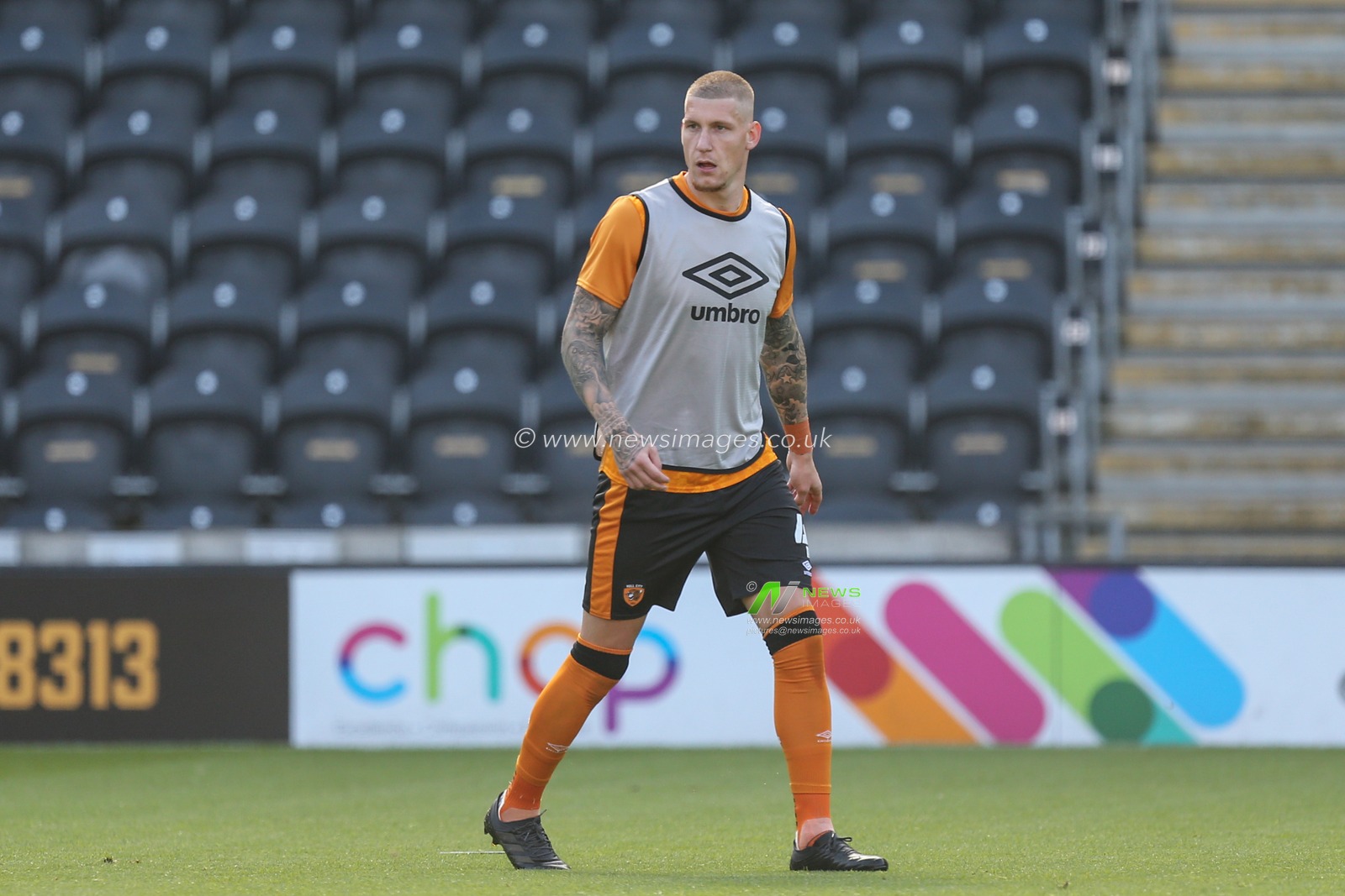 Jordy De Wijs (4) of Hull City warming up