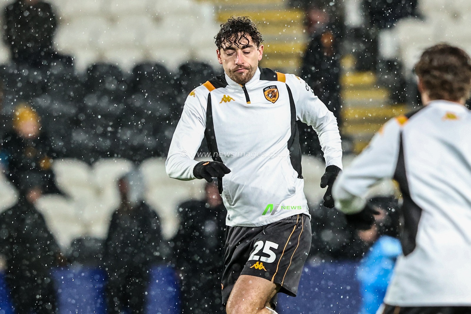 Matt Crooks of Hull City in the pregame warmup session during the Sky Bet Championship match Hull City vs Middlesbrough at MKM Stadium, Hull, United Kingdom, 5th December 2025

(Photo by Alfie Cosgrove/News Images)

*** GER AUT SUI OUT ***