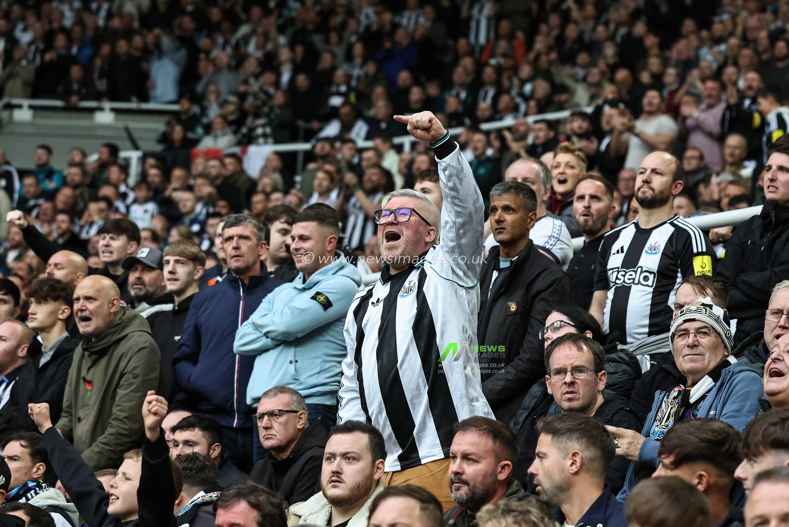 Newcastle fans celebrate the 1-0 win during the Premier League match Newcastle United vs Arsenal at St. James's Park, Newcastle, United Kingdom, 2nd November 2024

(Photo by Mark Cosgrove/News Images)