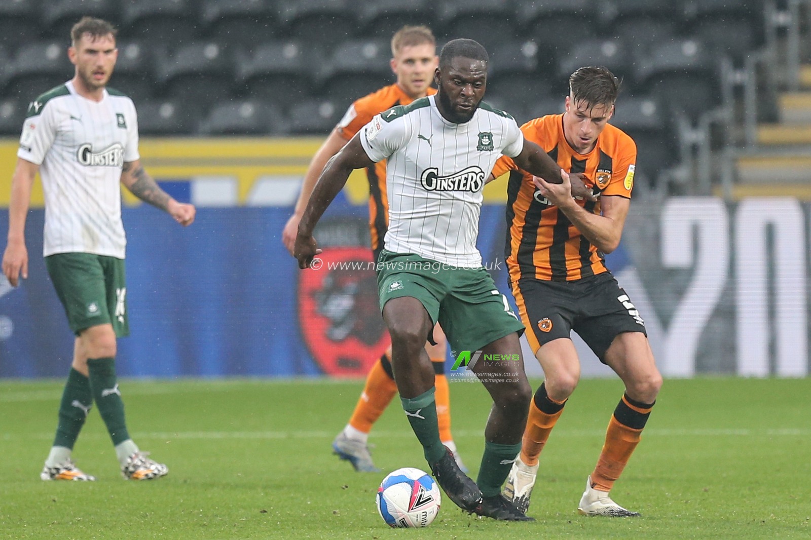 Reece Burke (5) of Hull City and Frank Nouble (7) of Plymouth Argyle challenge for the ball